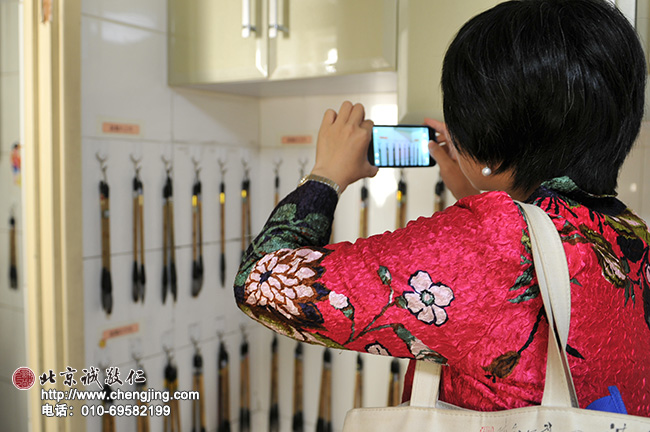 老師們又發現了書法教室洗筆室的特色，每支筆是按照星期來排列的。