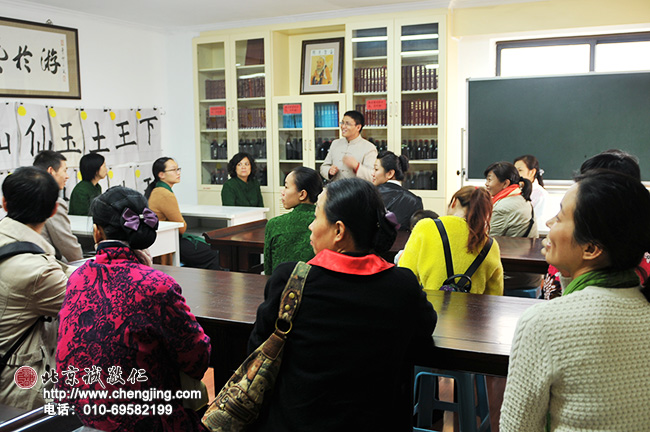 初來乍到，滿眼的新奇。在夏老師的初步介紹下，對書法教室的情況有了簡單了解。