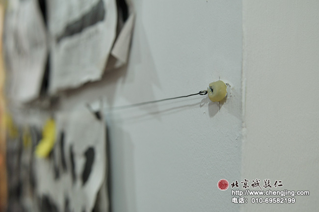 老師們還發現，就連固定作品的釘子都要用玻璃膠包住，以防孩子在不慎中受傷。