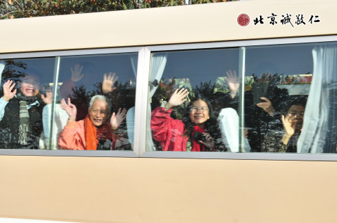 配圖：難舍難分的同胞摯情