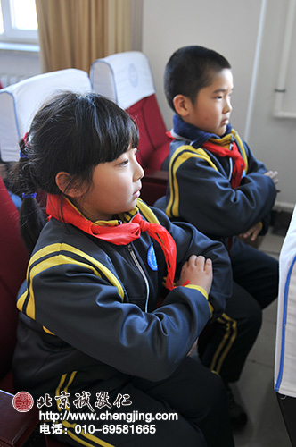 當楊奶奶問上課應(yīng)怎樣聽講時，同學(xué)們立刻端正做好