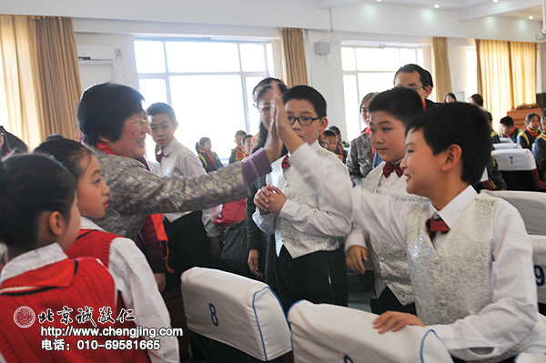 同學(xué)演示如何給父母捶背