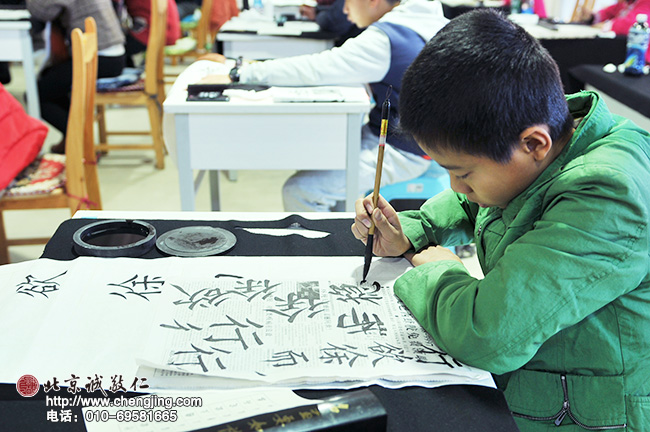 剛剛拿到手中的考題，溫習思考，謹慎對待。