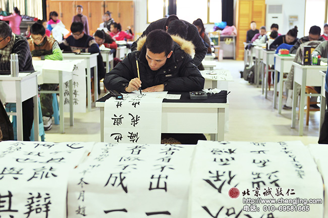 時間已近，陸續交卷，場下仍舊寂然肅靜。