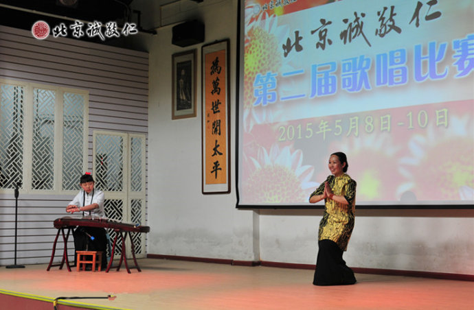 來自內(nèi)蒙古的一家人獻(xiàn)上《吉祥三寶》