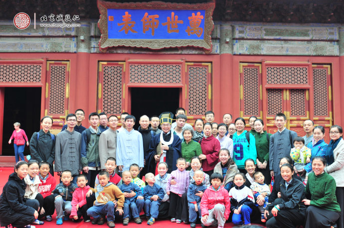 同學們整齊有序的進場，等候活動開始